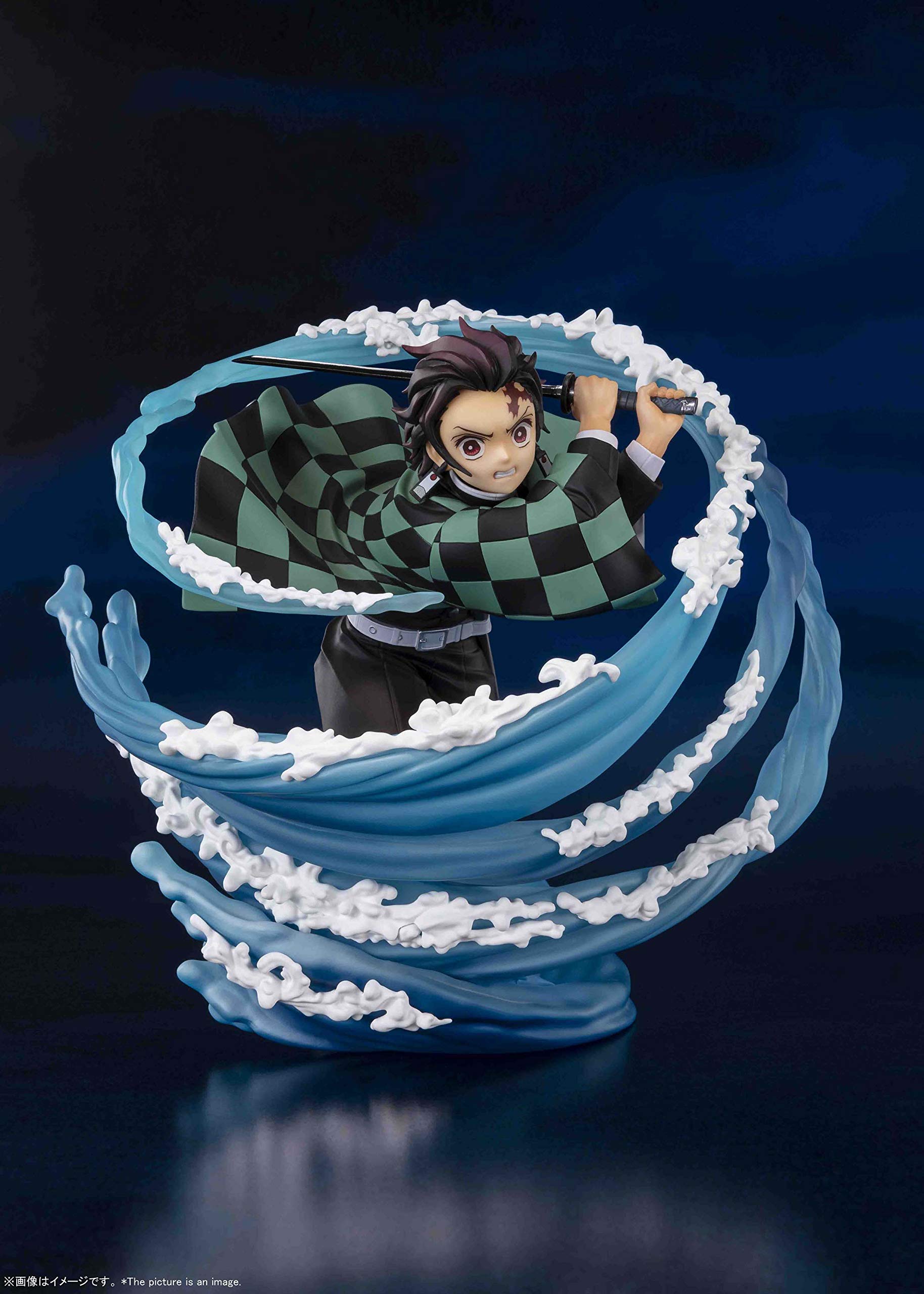 DEMON SLAYER Figurine Tanjiro Kamado assis mangeant un Onigiri DEMON SLAYER Figurine Tanjiro Kamado assis mangeant un Onigiri