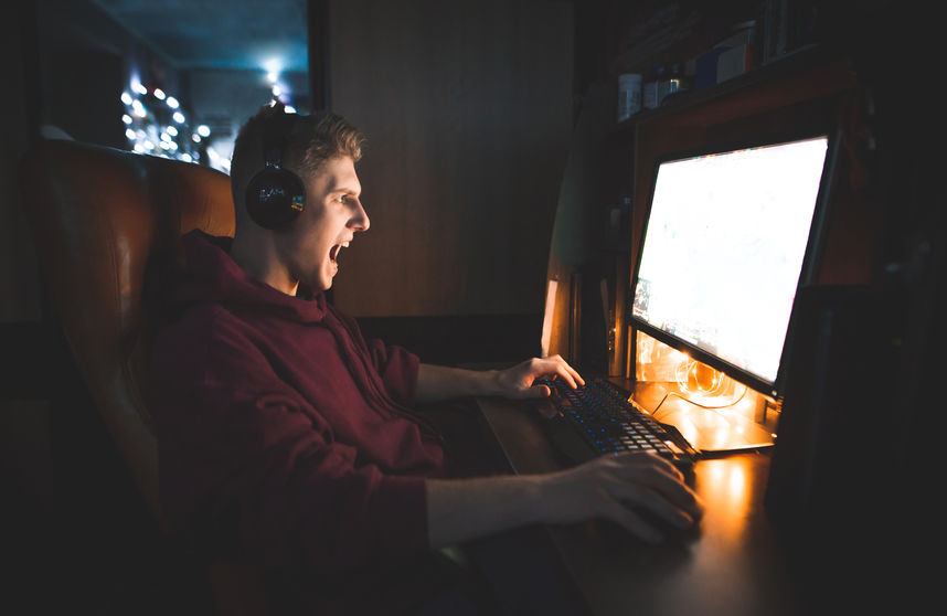 personne jouant a pokemon